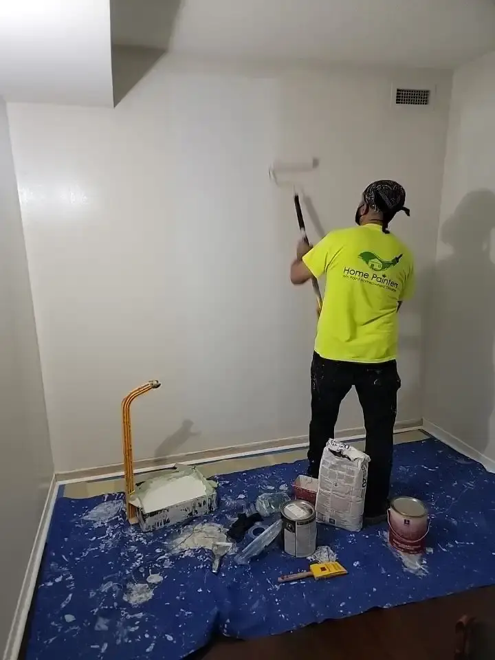painting the wall white by painter