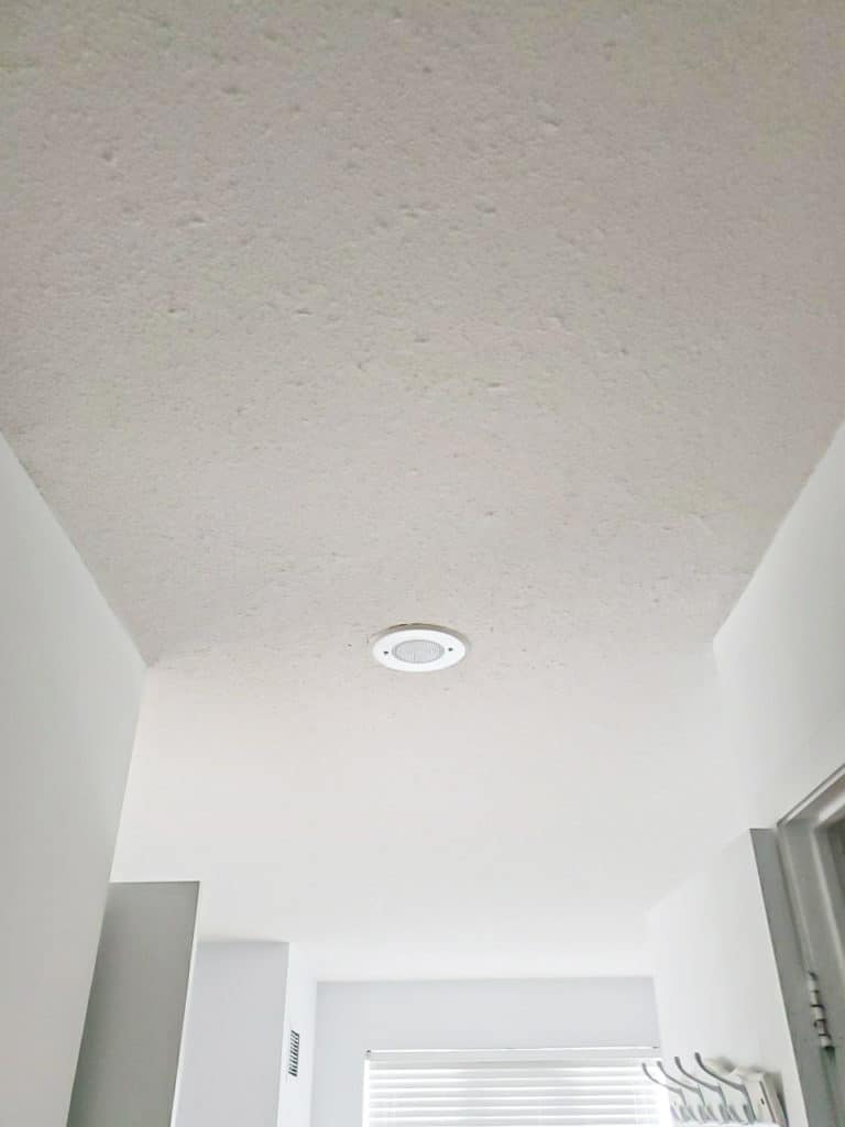 interior-painting_stucco-ceiling_white_hallway-with-stucco-ceiling-768x1024